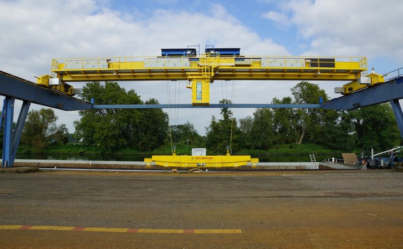 Fabryki zajmujące się produkcją maszyn dysponują w ofercie standardowe modele